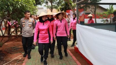 Ketua Bhayangkari Daerah Metro Jaya, Ny. Linna Karyoto, melakukan kunjungan untuk mengevaluasi program ketahanan pangan di Asrama Kepolisian (Aspol) Polresta Bandara Soekarno-Hatta, Kota Tangerang, Banten, pada Senin, 24 Februari 2025.