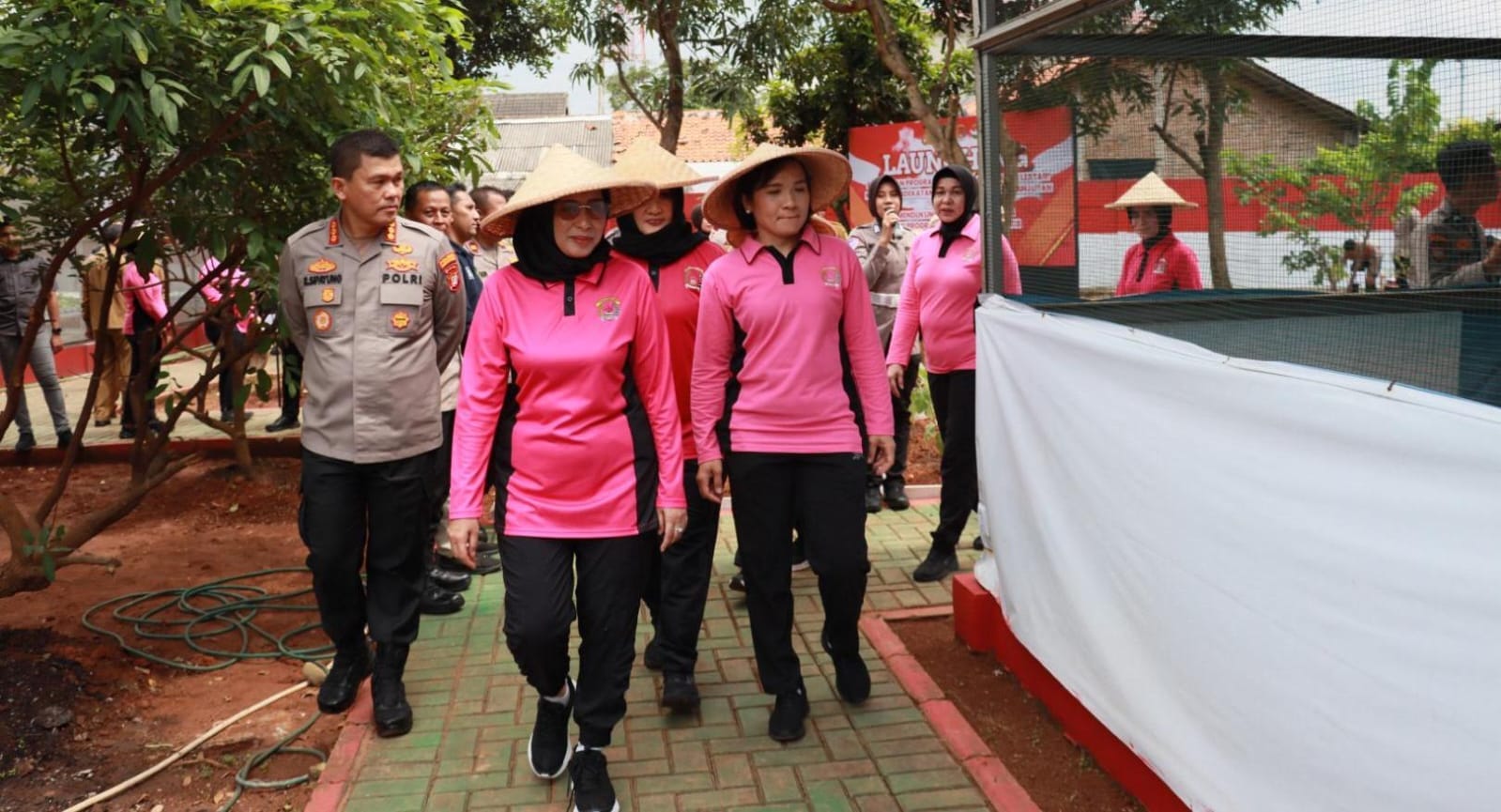 Ketua Bhayangkari Daerah Metro Jaya, Ny. Linna Karyoto, melakukan kunjungan untuk mengevaluasi program ketahanan pangan di Asrama Kepolisian (Aspol) Polresta Bandara Soekarno-Hatta, Kota Tangerang, Banten, pada Senin, 24 Februari 2025.