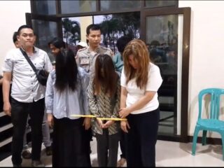 Empat pelaku pencurian perhiasan emas ditangkap di Pandeglang, Banten, setelah menipu lansia dengan tawaran terapi pijat.