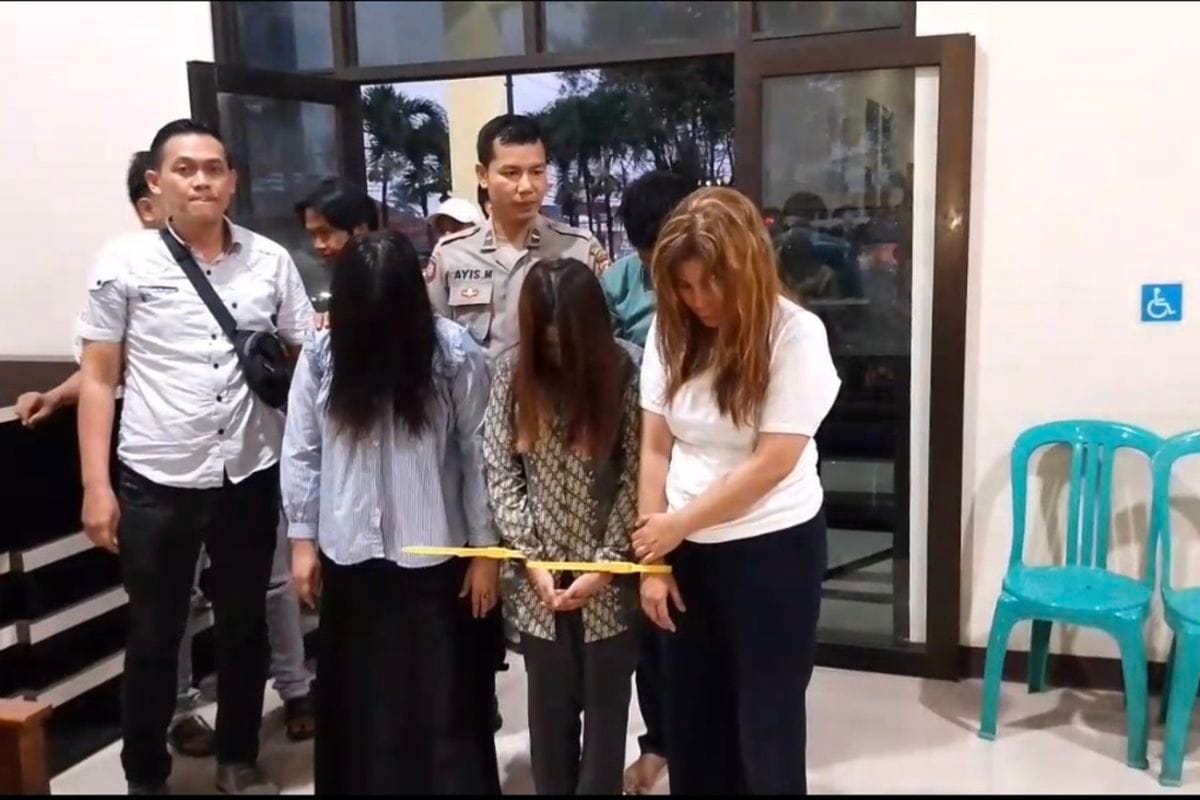 Empat pelaku pencurian perhiasan emas ditangkap di Pandeglang, Banten, setelah menipu lansia dengan tawaran terapi pijat.