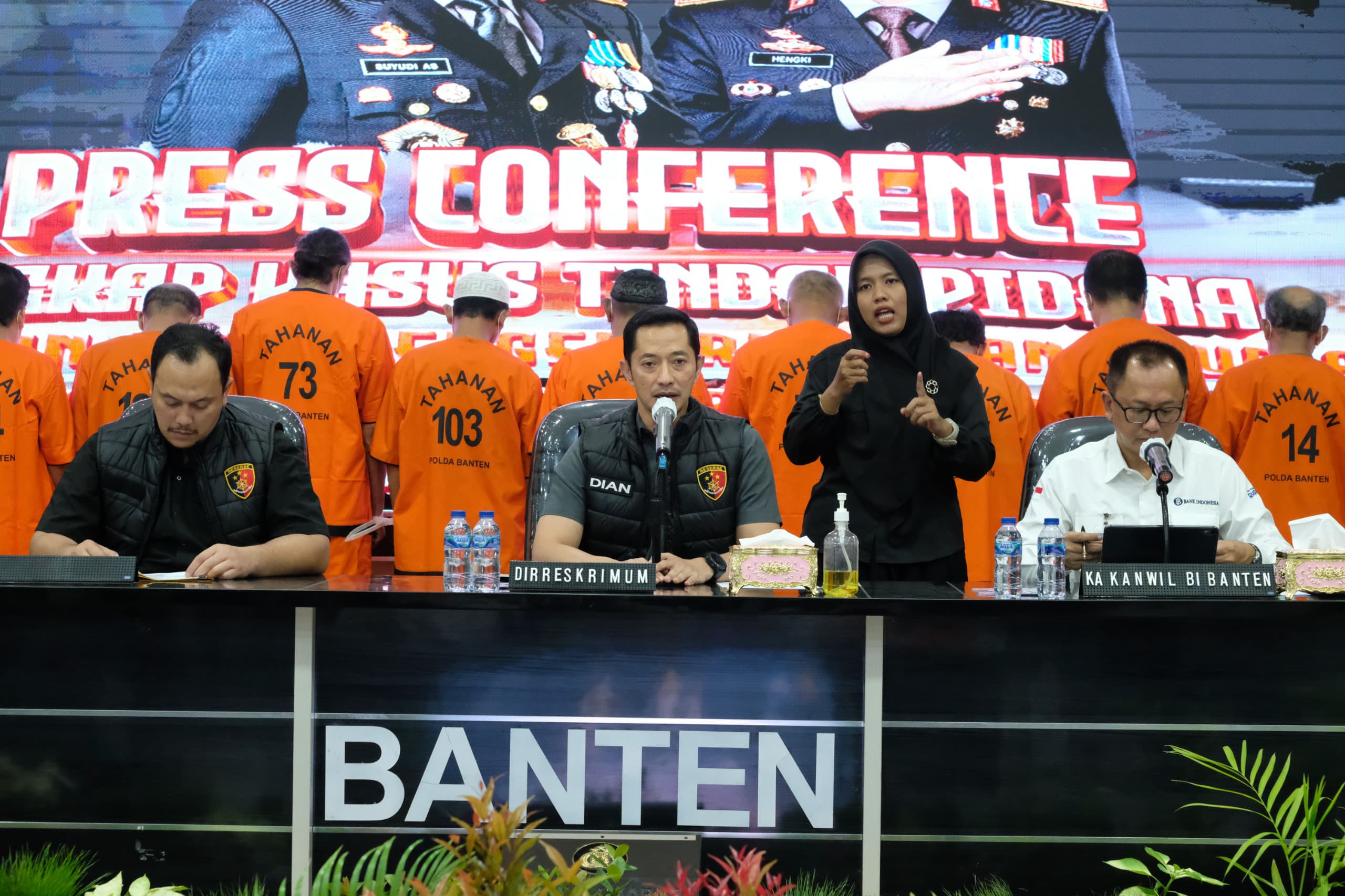 Polda Banten ringkus 14 pengedar uang palsu di Cikupa, Tangerang. Penangkapan ini diharapkan kurangi peredaran uang palsu.