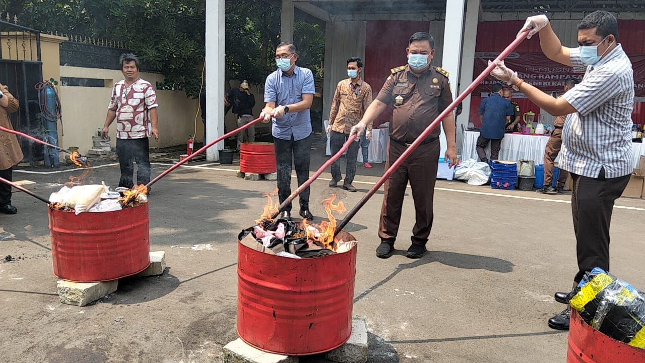 Kejaksaan Negeri Tangerang dimusnahkan 119 barang bukti, terutama narkotika, untuk memberikan efek jera bagi pelanggar hukum
