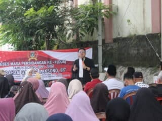 Warga Curug curhat kepada Abraham Garuda Laksono saat reses di Balai Warga RW 16. Mereka menyampaikan keluhan terkait infrastruktur, kepemudaan, dan kesehatan. Abraham berkomitmen untuk memperjuangkan aspirasi masyarakat dalam program pembangunan.