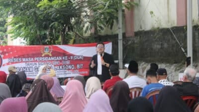 Warga Curug curhat kepada Abraham Garuda Laksono saat reses di Balai Warga RW 16. Mereka menyampaikan keluhan terkait infrastruktur, kepemudaan, dan kesehatan. Abraham berkomitmen untuk memperjuangkan aspirasi masyarakat dalam program pembangunan.