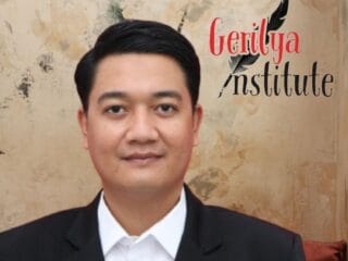 Presiden Prabowo instruksikan pengecer jual LPG 3 kg. Kritik terhadap Menteri ESDM Bahlil terkait kebijakan yang tidak populis.