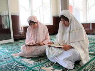 Pelajari cara mengganti puasa Ramadhan yang terlewat, batas waktu, dan syarat qadha puasa untuk memenuhi kewajiban ibadah.