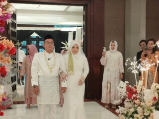 Tubagus Soleh Ahmadi, aktivis WALHI, resmi meminang Vena Puspita Sari, akademisi dari Universitas Balikpapan, dalam sebuah akad nikah yang khidmat di Grand Tjokro Balikpapan. Acara ini dihadiri oleh tokoh masyarakat dan diharapkan menjadi inspirasi bagi generasi muda dalam memperjuangkan keadilan sosial dan lingkungan hidup.