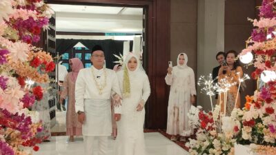 Tubagus Soleh Ahmadi, aktivis WALHI, resmi meminang Vena Puspita Sari, akademisi dari Universitas Balikpapan, dalam sebuah akad nikah yang khidmat di Grand Tjokro Balikpapan. Acara ini dihadiri oleh tokoh masyarakat dan diharapkan menjadi inspirasi bagi generasi muda dalam memperjuangkan keadilan sosial dan lingkungan hidup.