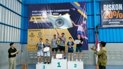 Turnamen Badminton Cup PHRI Kabupaten Tangerang sukses mempererat silaturahmi dan mempromosikan olahraga di kalangan masyarakat.