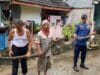 Ular sanca batik sepanjang tiga meter jatuh ke kamar tidur warga Binong Curug, mengejutkan pemilik rumah dan warga sekitar.