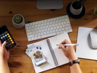 Atur keuangan Anda selama Ramadan dan Lebaran dengan tips praktis untuk menghindari pemborosan dan tetap beramal.