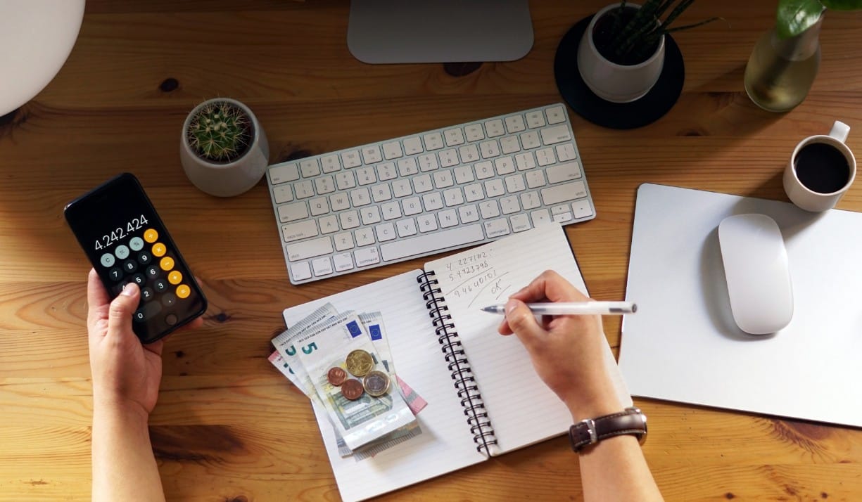 Atur keuangan Anda selama Ramadan dan Lebaran dengan tips praktis untuk menghindari pemborosan dan tetap beramal.