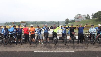 Polda Banten menggelar fun bike dan bakti sosial di Bendungan Sindang Heula, memberikan sembako untuk masyarakat setempat.