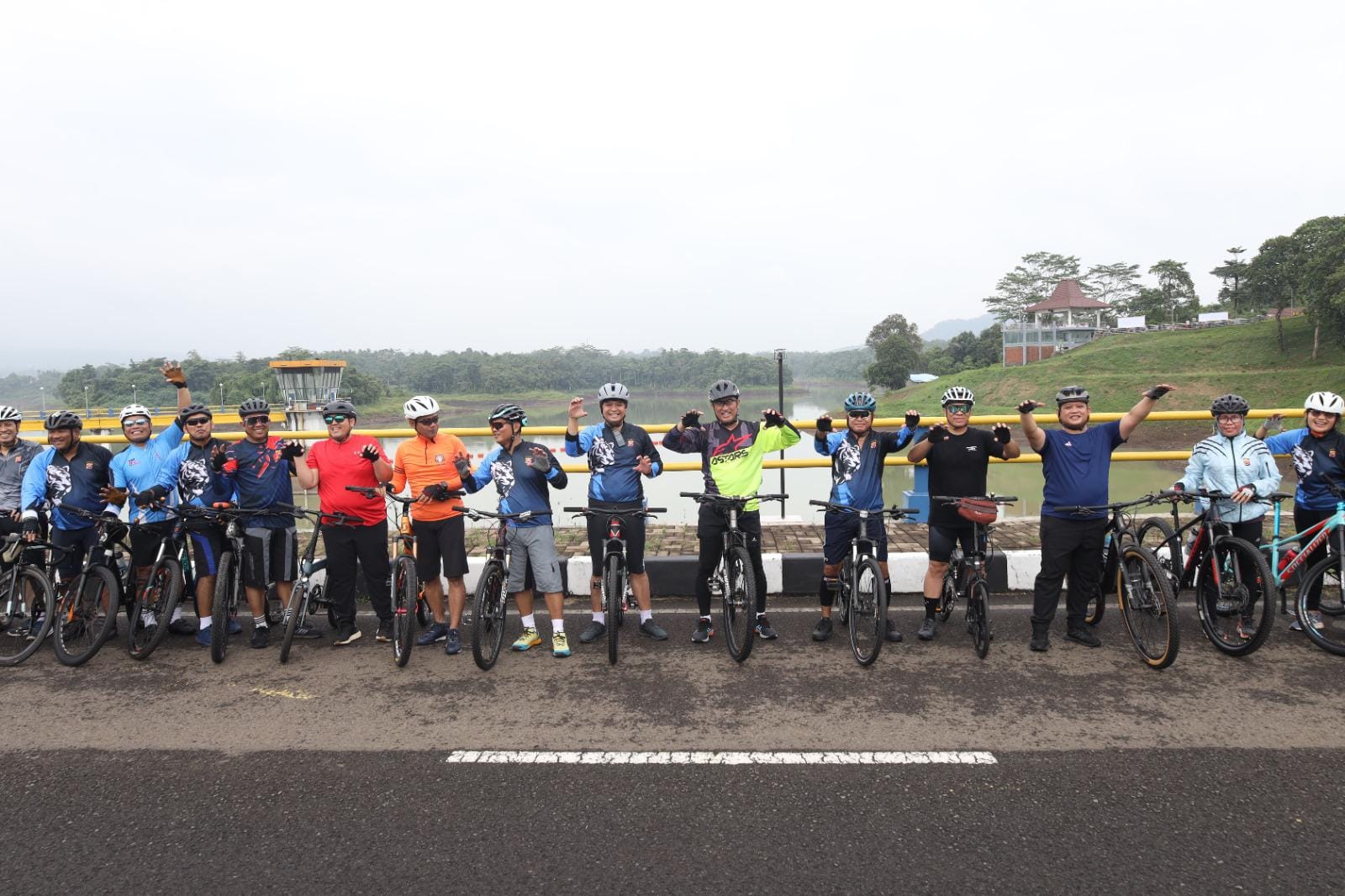 Polda Banten menggelar fun bike dan bakti sosial di Bendungan Sindang Heula, memberikan sembako untuk masyarakat setempat.