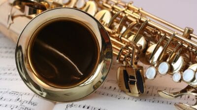 Jelajahi pengaruh musik dalam kehidupan beragama, dari spiritualitas hingga kontroversi, serta perannya dalam mempererat komunitas