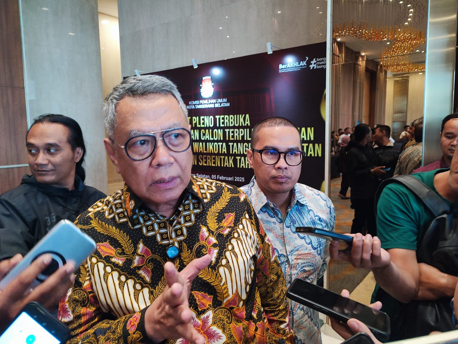 Wali Kota Tangsel, Benyamin Davnie, rencanakan penghematan anggaran perjalanan dinas 40% untuk efisiensi dan program non-infrastruktur.