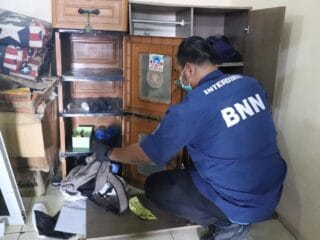 BNN Kota Tangerang berhasil mengamankan 10,9 kg sabu dari jaringan Aceh, menegaskan komitmen dalam pemberantasan narkoba.