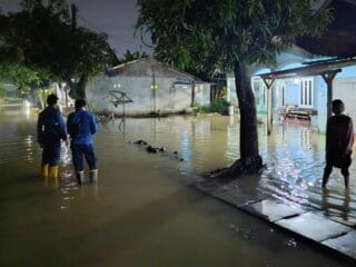 Banjir melanda dua kampung di Desa Cisereh, Tigaraksa, dengan ketinggian air hingga satu meter, ratusan warga terdampak.
