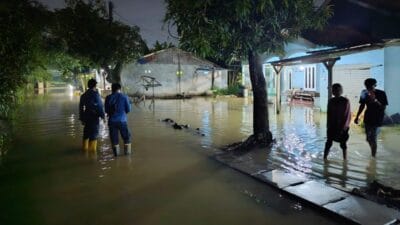 Banjir melanda dua kampung di Desa Cisereh, Tigaraksa, dengan ketinggian air hingga satu meter, ratusan warga terdampak.