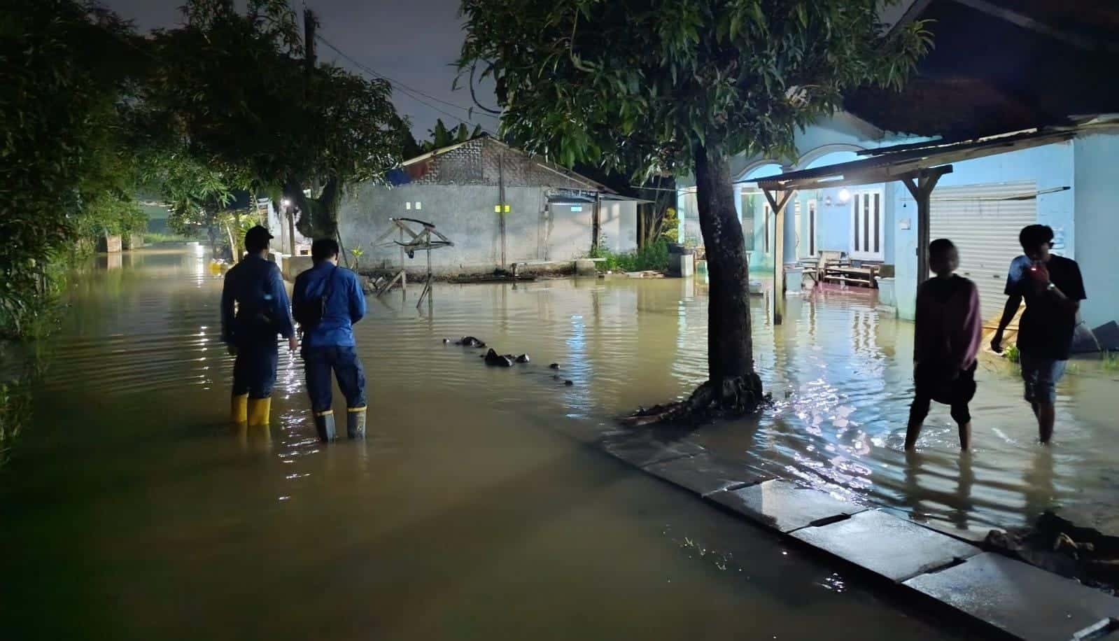 Banjir melanda dua kampung di Desa Cisereh, Tigaraksa, dengan ketinggian air hingga satu meter, ratusan warga terdampak.