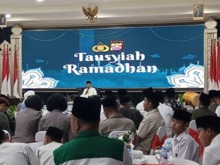Kyai Embay Mulya Syarief memberikan tausiyah inspiratif di buka puasa bersama Polda Banten, memperkuat silaturahmi dan keamanan Ramadan.