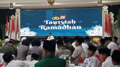 Kyai Embay Mulya Syarief memberikan tausiyah inspiratif di buka puasa bersama Polda Banten, memperkuat silaturahmi dan keamanan Ramadan.