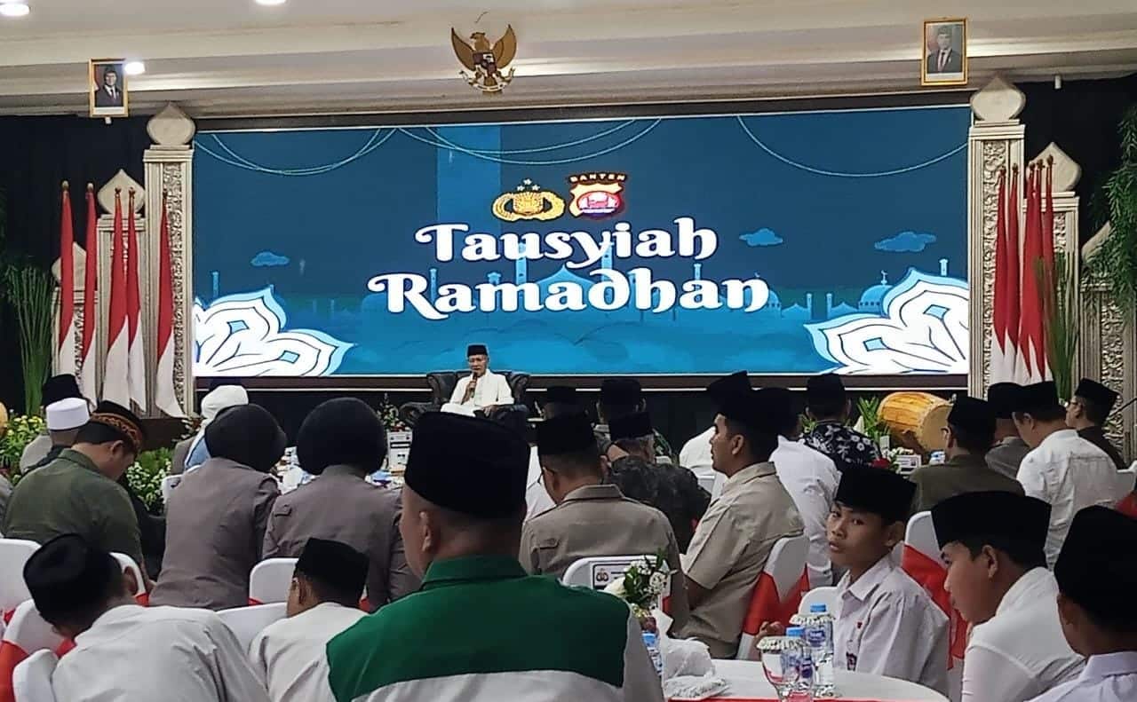 Kyai Embay Mulya Syarief memberikan tausiyah inspiratif di buka puasa bersama Polda Banten, memperkuat silaturahmi dan keamanan Ramadan.