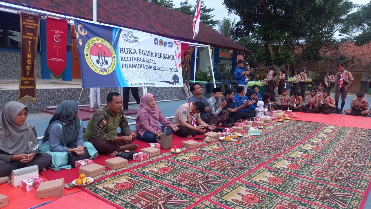Pramuka SMP 1 Cisoka gelar bukber alumni, rayakan 32 tahun persaudaraan, perkuat silaturahmi dan kepemimpinan bersama.