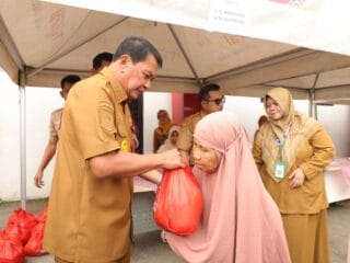 Bupati Tangerang, Moch. Maesyal Rasyid, meninjau Bazar Sembako Murah di Tigaraksa untuk membantu masyarakat menghadapi tantangan ekonomi.