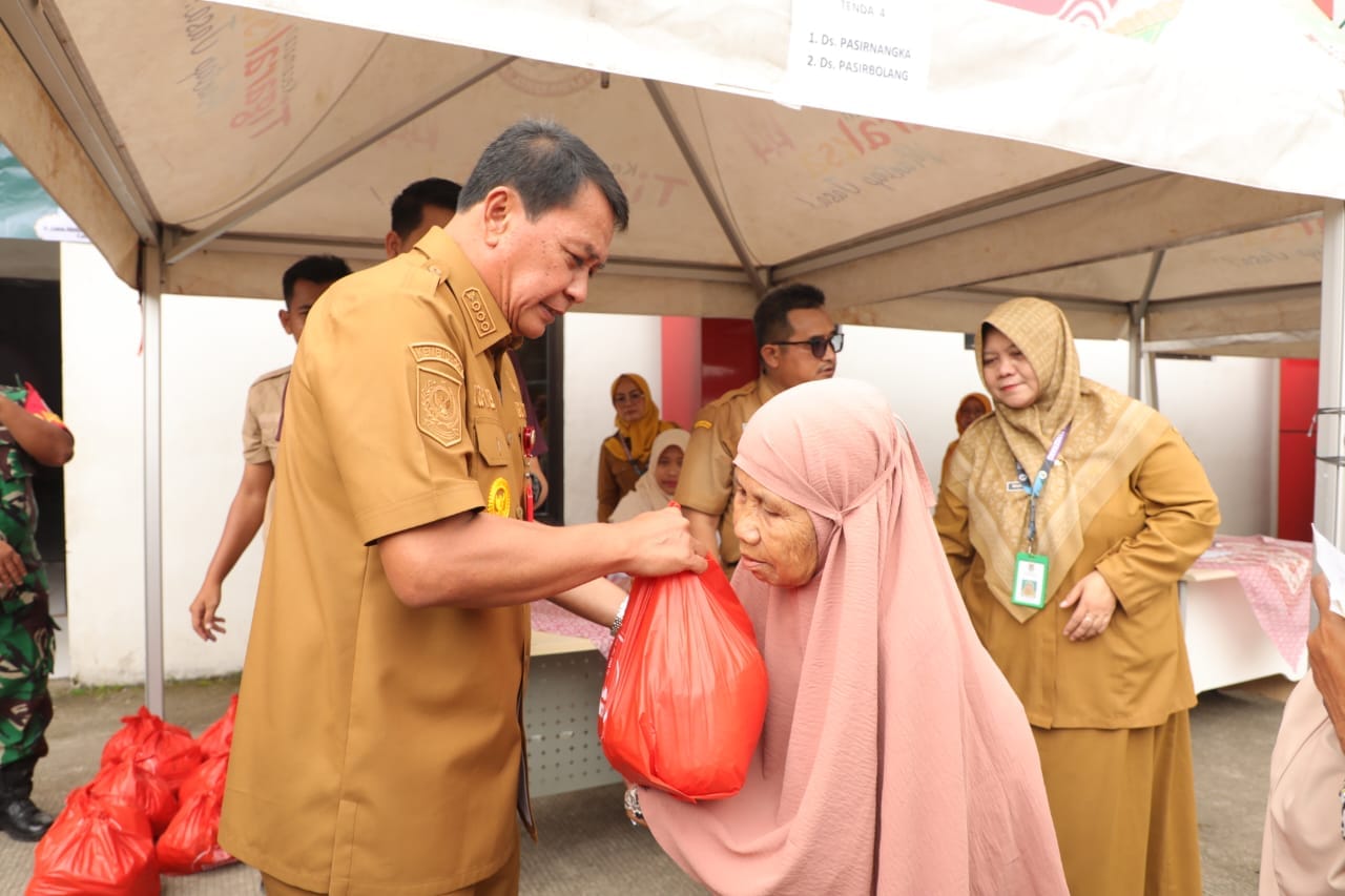Bupati Tangerang, Moch. Maesyal Rasyid, meninjau Bazar Sembako Murah di Tigaraksa untuk membantu masyarakat menghadapi tantangan ekonomi.