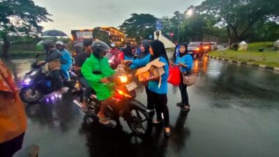 IKWI Kabupaten Tangerang bagikan takjil di tengah hujan deras, tunjukkan semangat berbagi dan kepedulian di bulan Ramadan.