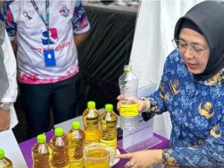 Wakil Bupati Tangerang, Intan Nurul Hikmah, cek takaran Minyakita di Bazar Murah, pastikan sesuai dengan label dan aman untuk masyarakat.
