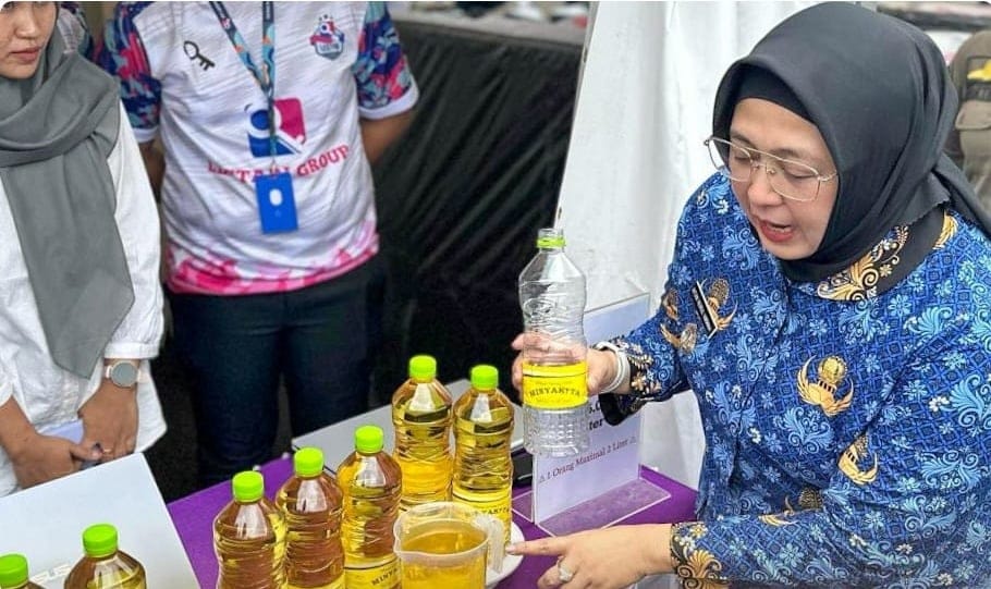 Wakil Bupati Tangerang, Intan Nurul Hikmah, cek takaran Minyakita di Bazar Murah, pastikan sesuai dengan label dan aman untuk masyarakat.