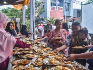 Kampung Ramadan di Sepatan bagikan 800 takjil gratis setiap hari selama Ramadan. Ayo berpartisipasi dan berinfak