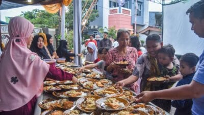 Kampung Ramadan di Sepatan bagikan 800 takjil gratis setiap hari selama Ramadan. Ayo berpartisipasi dan berinfak