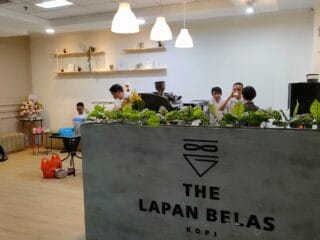 Nikmati kelezatan kopi di The Lapan Belas Kopi, gerai baru di RSUD Kota Tangerang, dengan menu unik dan suasana nyaman