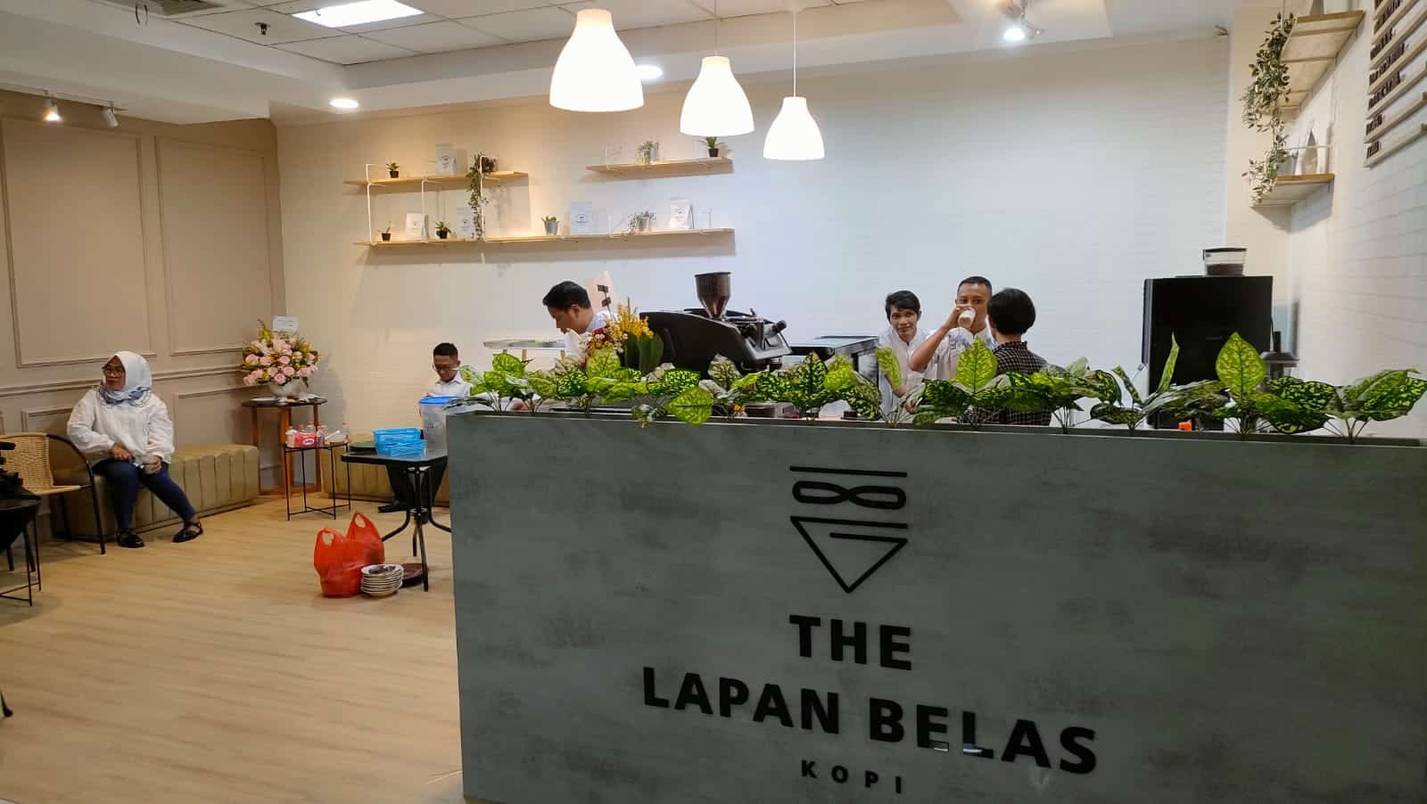 Nikmati kelezatan kopi di The Lapan Belas Kopi, gerai baru di RSUD Kota Tangerang, dengan menu unik dan suasana nyaman