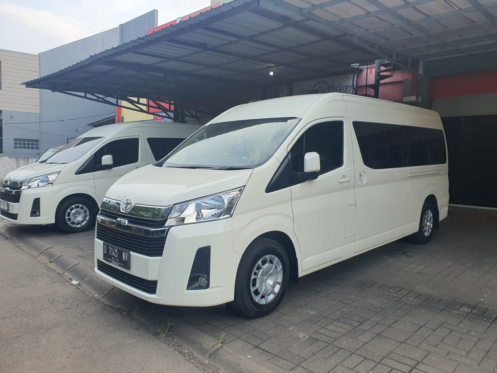Jelajahi pesona Bandung dengan nyaman! Trans Bandung hadir dengan armada modern dan layanan profesional untuk perjalanan tak terlupakan.