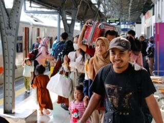 Nikmati mudik Lebaran 2025 dengan harga tiket kereta api mulai Rp10 ribu, aman dan nyaman untuk perjalanan jarak jauh