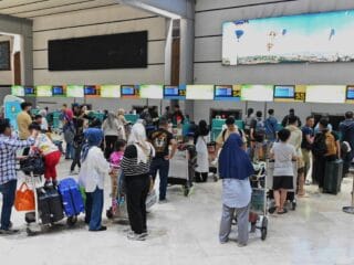 Menteri Perhubungan apresiasi libur sekolah menjelang Lebaran 2025 untuk kelancaran arus mudik. Simak kebijakan terbaru!
