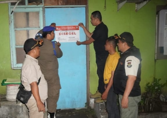 Satpol PP Tangerang menggerebek lokasi prostitusi, mengamankan 12 PSK dan pria hidung belang untuk menciptakan lingkungan aman.