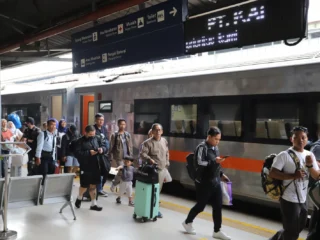 Masyarakat menunjukkan antusiasme tinggi menggunakan kereta api selama Lebaran 2025, dengan penjualan tiket yang meningkat pesat.