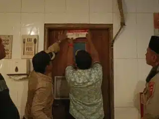 Satpol PP Kabupaten Tangerang segel tempat karaoke di Cisoka selama Ramadan, menegakkan peraturan dan menjaga ketertiban masyarakat.