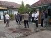 Dua satpam SMKN 9 Kabupaten Tangerang dibacok oknum LSM. Satu korban luka serius, polisi selidiki insiden kekerasan ini.