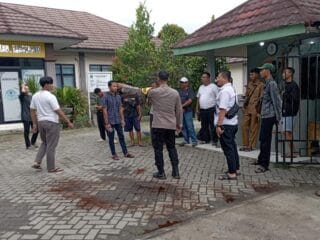 Dua satpam SMKN 9 Kabupaten Tangerang dibacok oknum LSM. Satu korban luka serius, polisi selidiki insiden kekerasan ini.