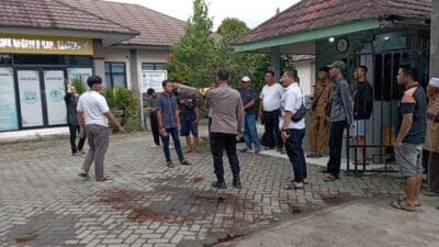 Dua satpam SMKN 9 Kabupaten Tangerang dibacok oknum LSM. Satu korban luka serius, polisi selidiki insiden kekerasan ini.