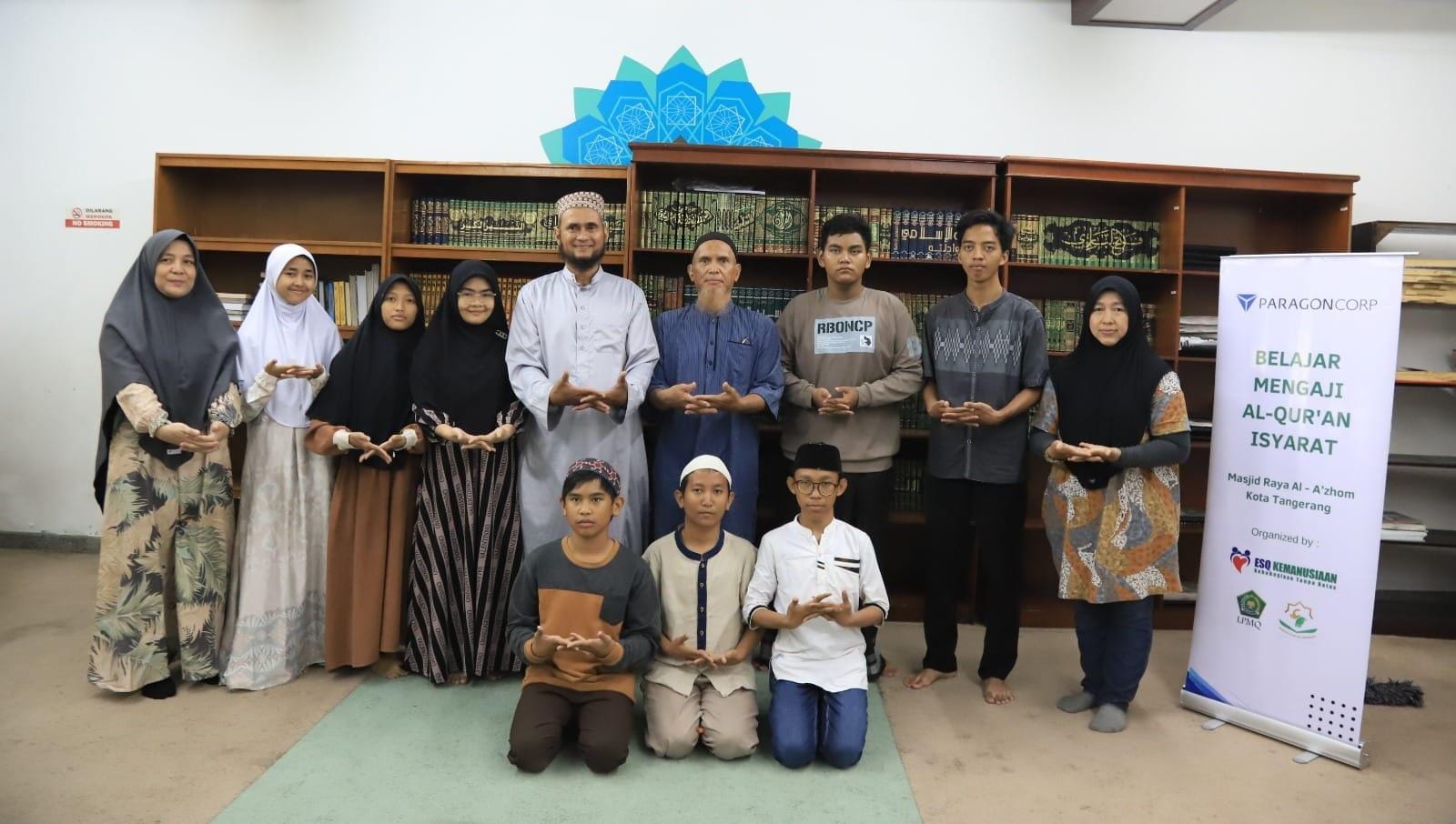 Masjid Raya Al-A'zhom Kota Tangerang adakan program belajar mengaji untuk tunarungu, mendukung kesetaraan dalam pendidikan agama.