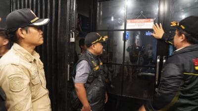 Satpol PP Tangerang segel tempat billiard di Tigaraksa yang nekat buka saat Ramadan, menegakkan aturan untuk menjaga kekhusyukan ibadah.