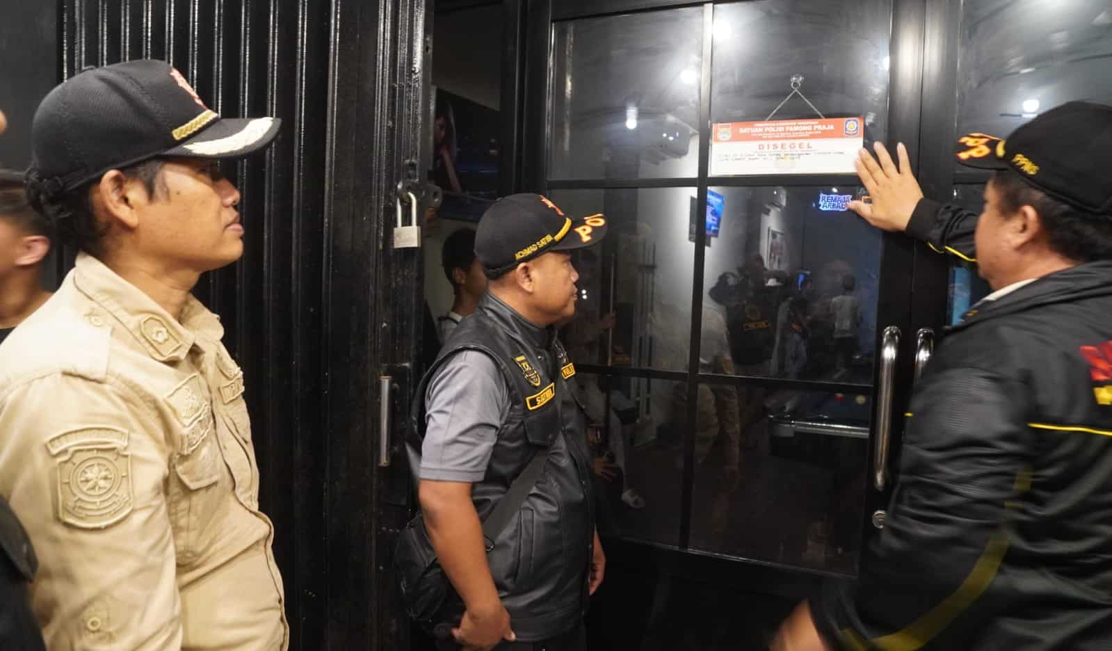 Satpol PP Tangerang segel tempat billiard di Tigaraksa yang nekat buka saat Ramadan, menegakkan aturan untuk menjaga kekhusyukan ibadah.