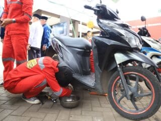 BAZNAS Kota Tangerang adakan Servis Motor dan Ganti Oli Gratis dari 17-24 Maret 2025. Manfaatkan kesempatan ini untuk perawatan kendaraan!